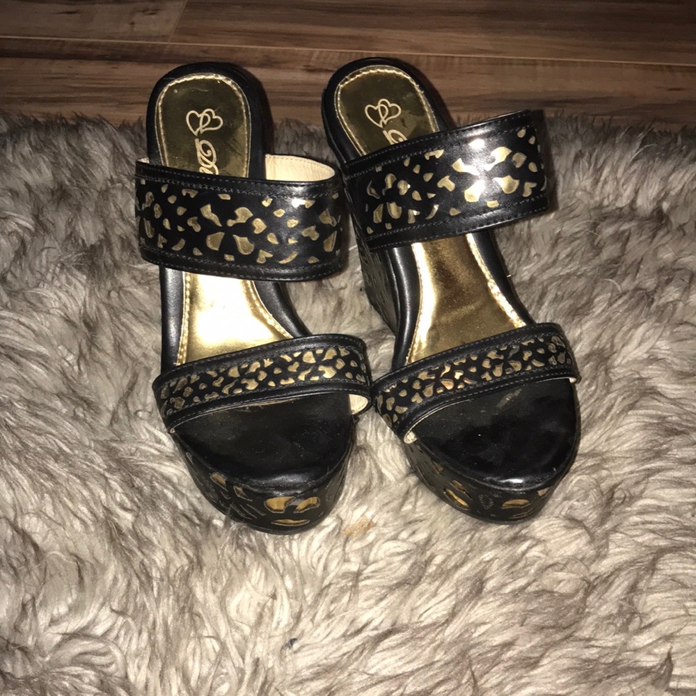 Floral printed wedges with a gold layering